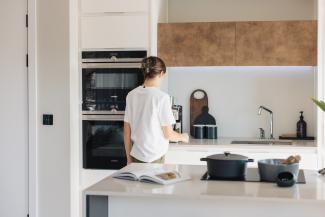 Lady in the kitchen