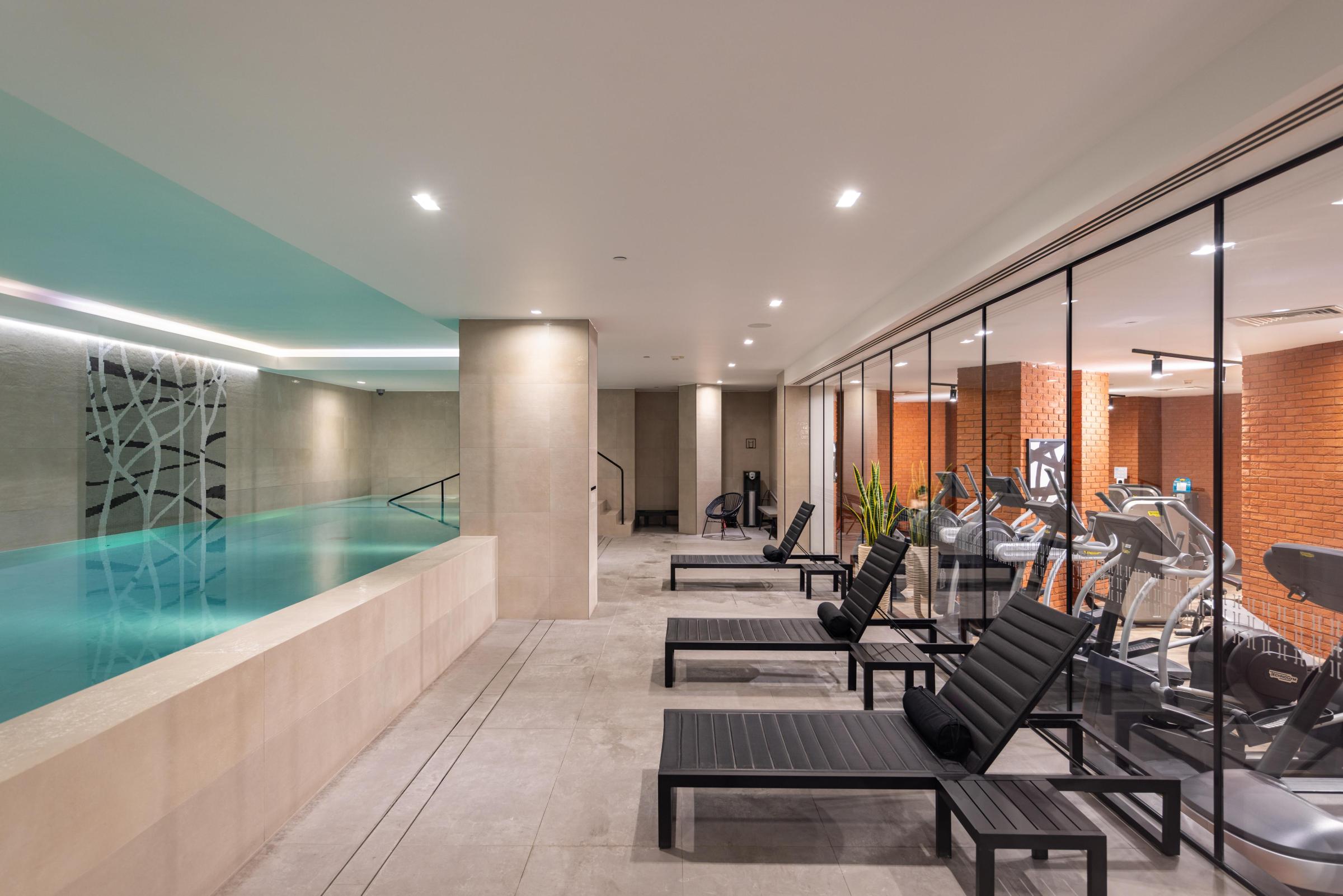 Keybridge pool with loungers