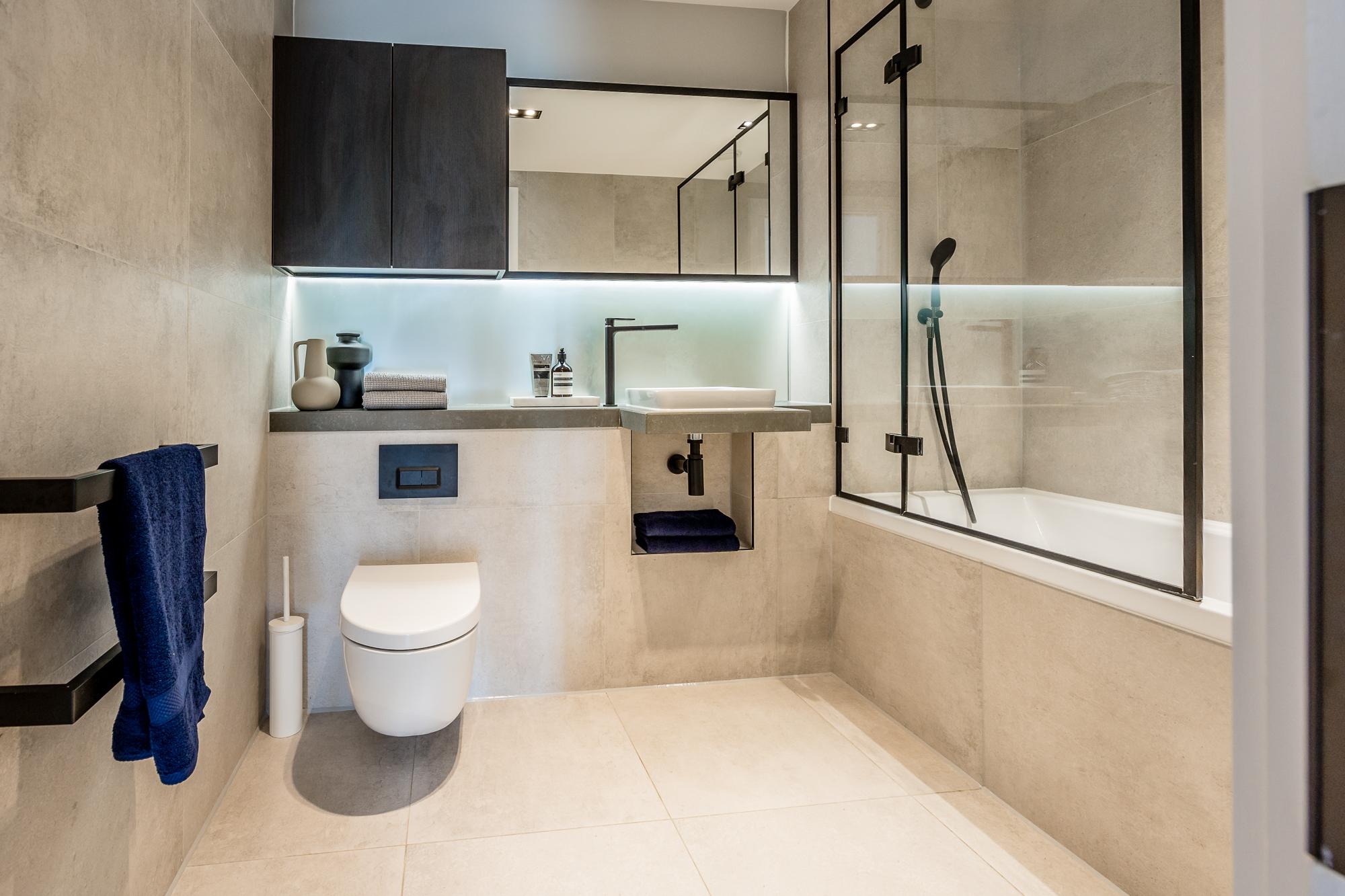 17 Exchange Gardens bathroom
