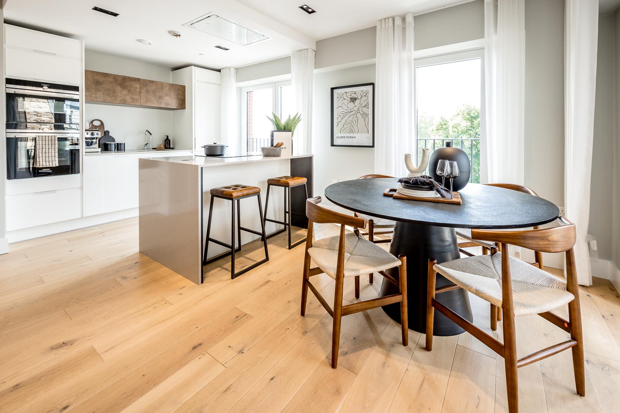 17 Exchange Gardens kitchen dining with island