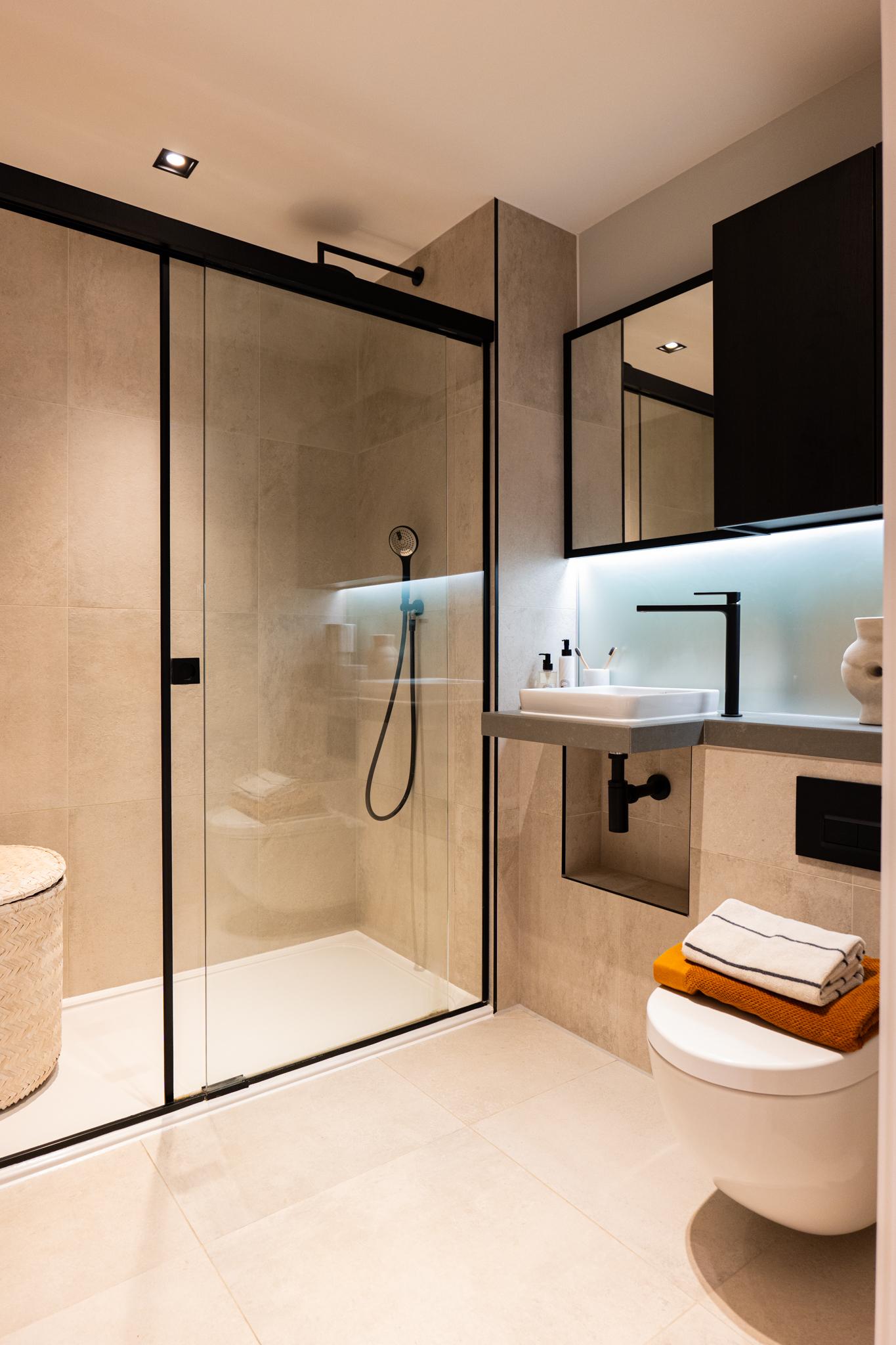 17 Exchange Gardens shower room