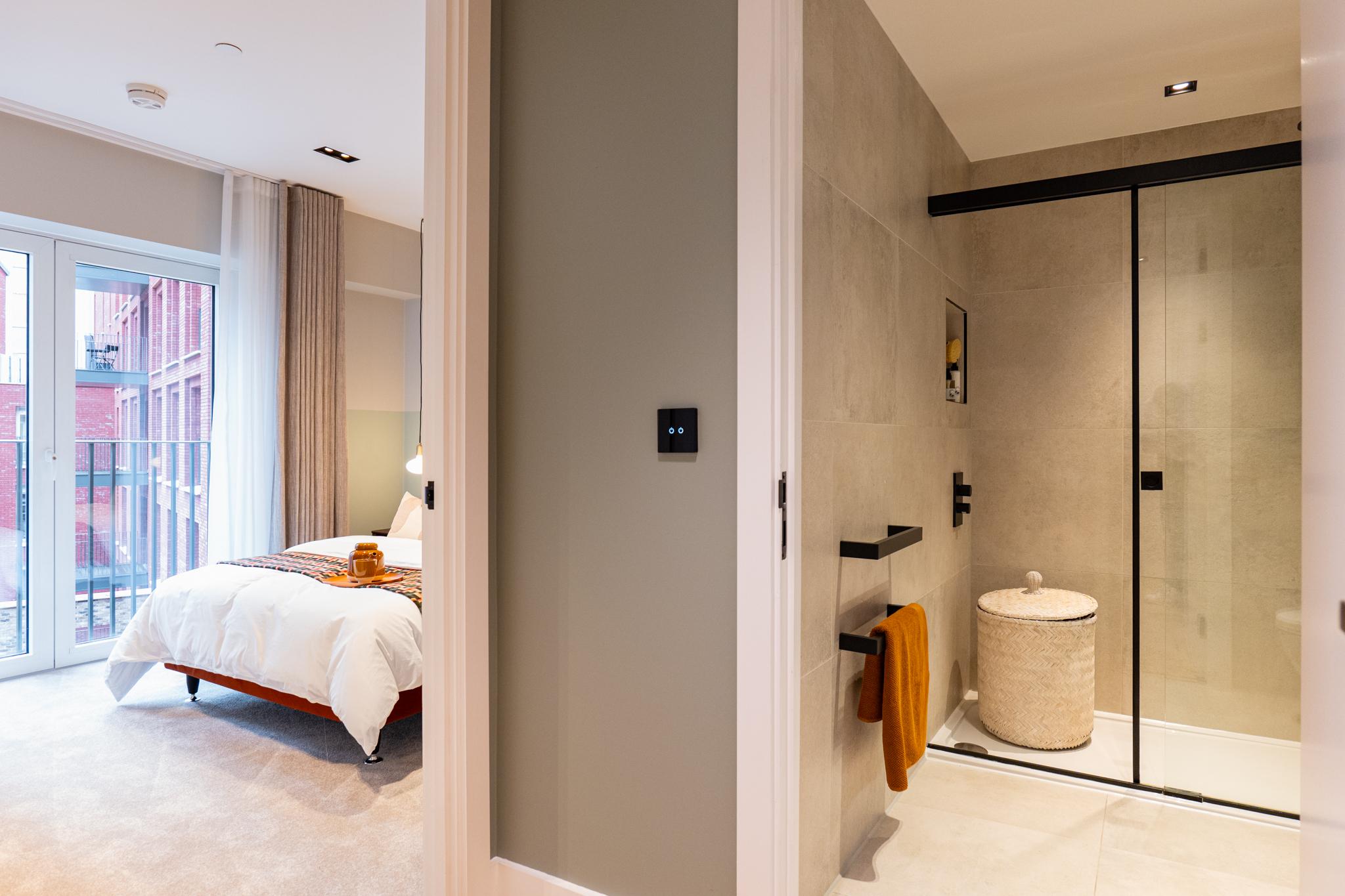 17 Exchange Gardens bedroom bathroom