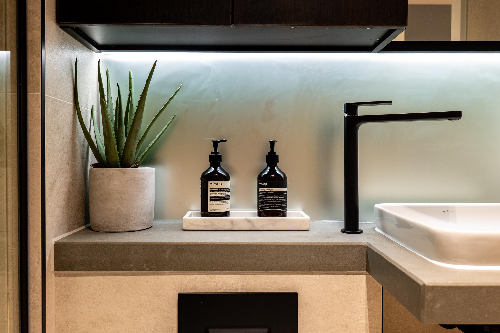 17 Exchange Gardens -bathroom details