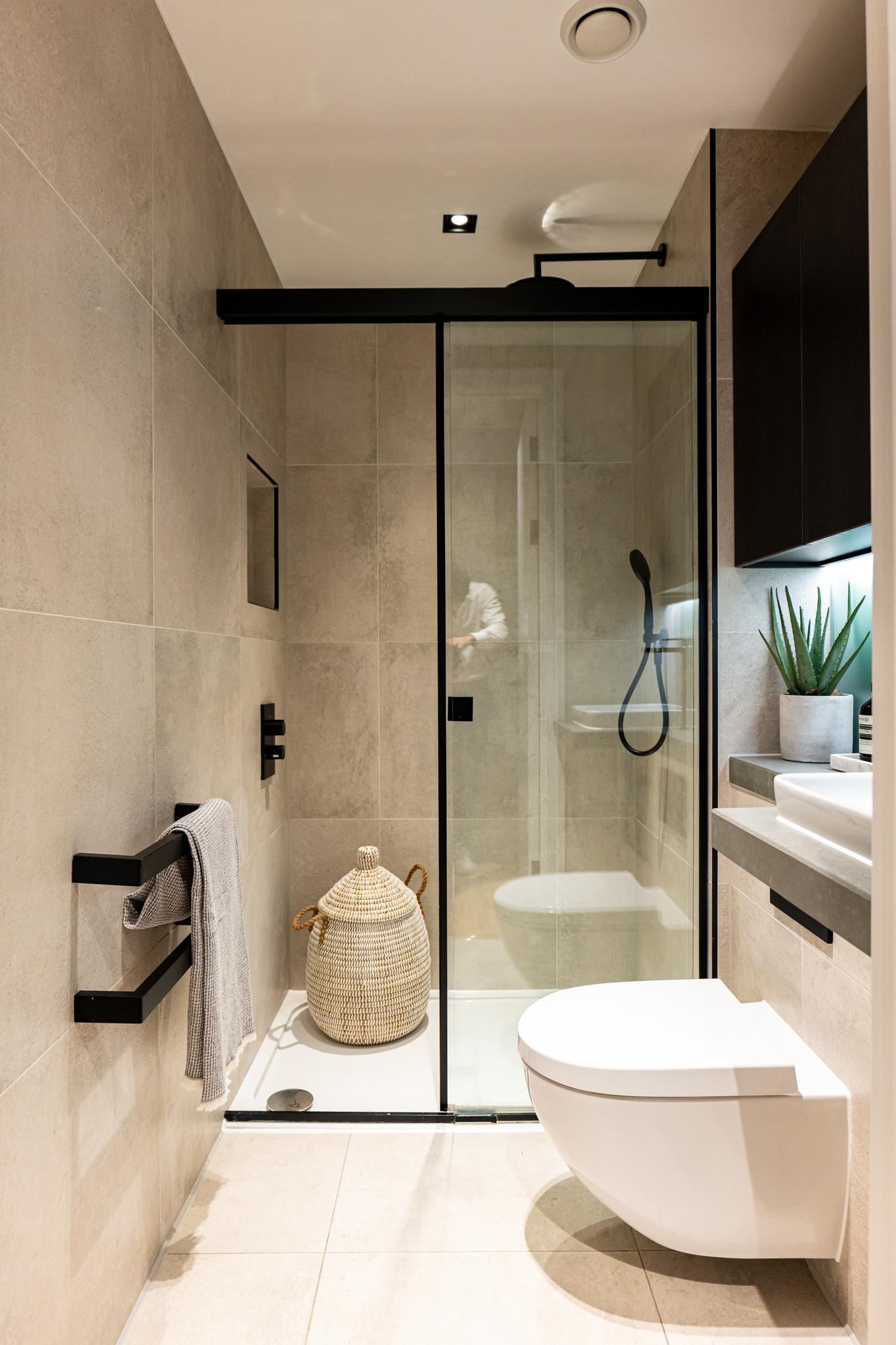 17 Exchange Gardens shower room