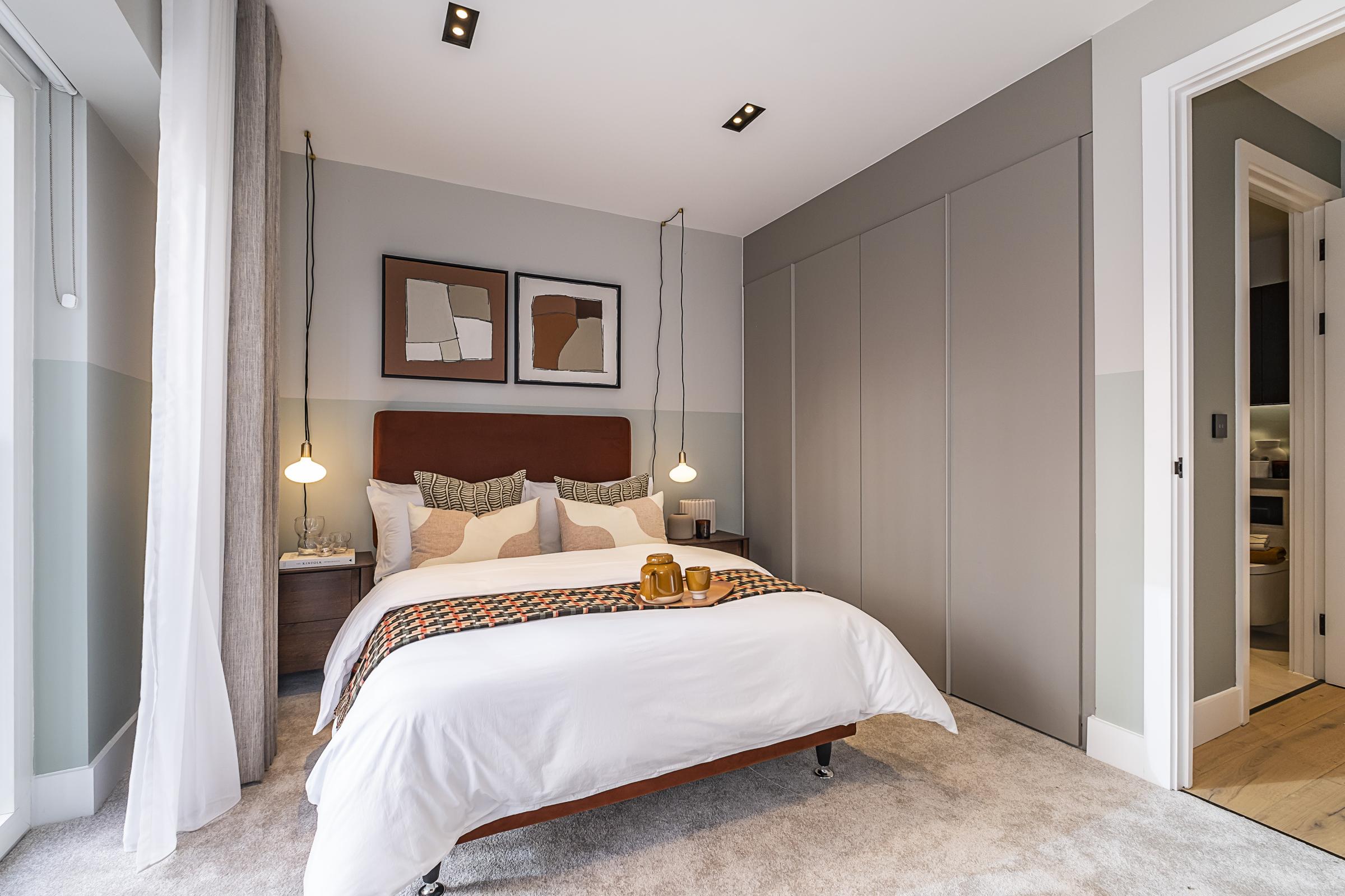 17 Exchange Gardens bedroom with wardrobes