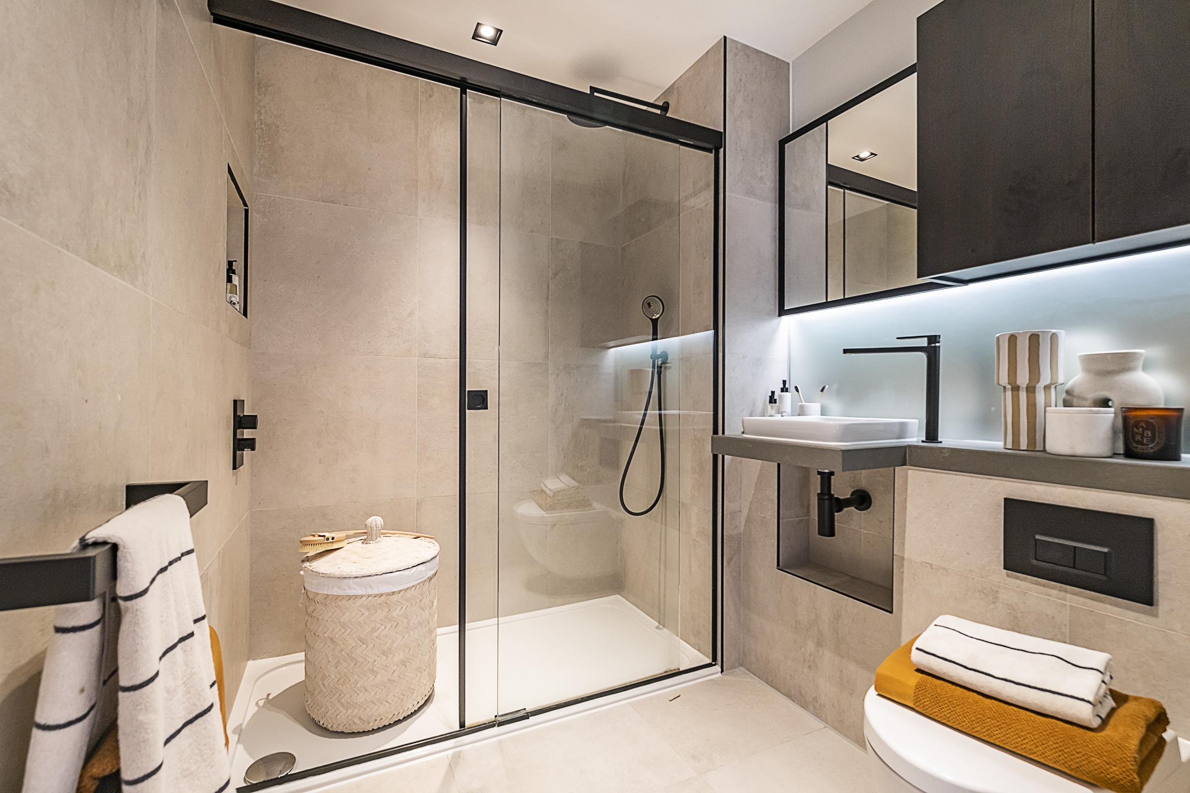 17 Exchange Gardens shower room